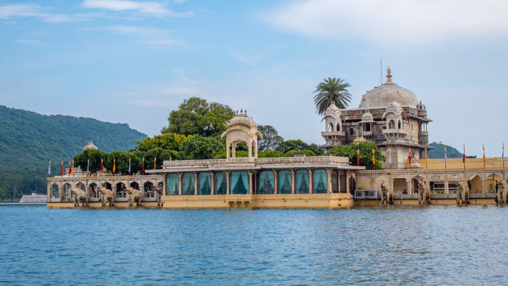 Taxi Booking online in Udaipur